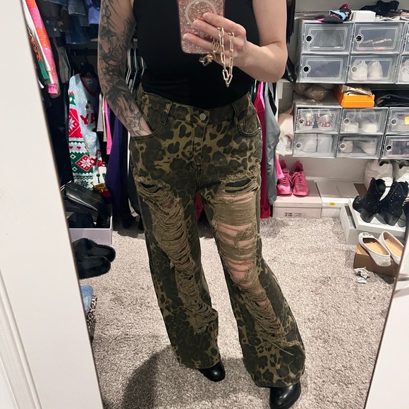 Distressed Green Camo Pants - Picture 14 of 15